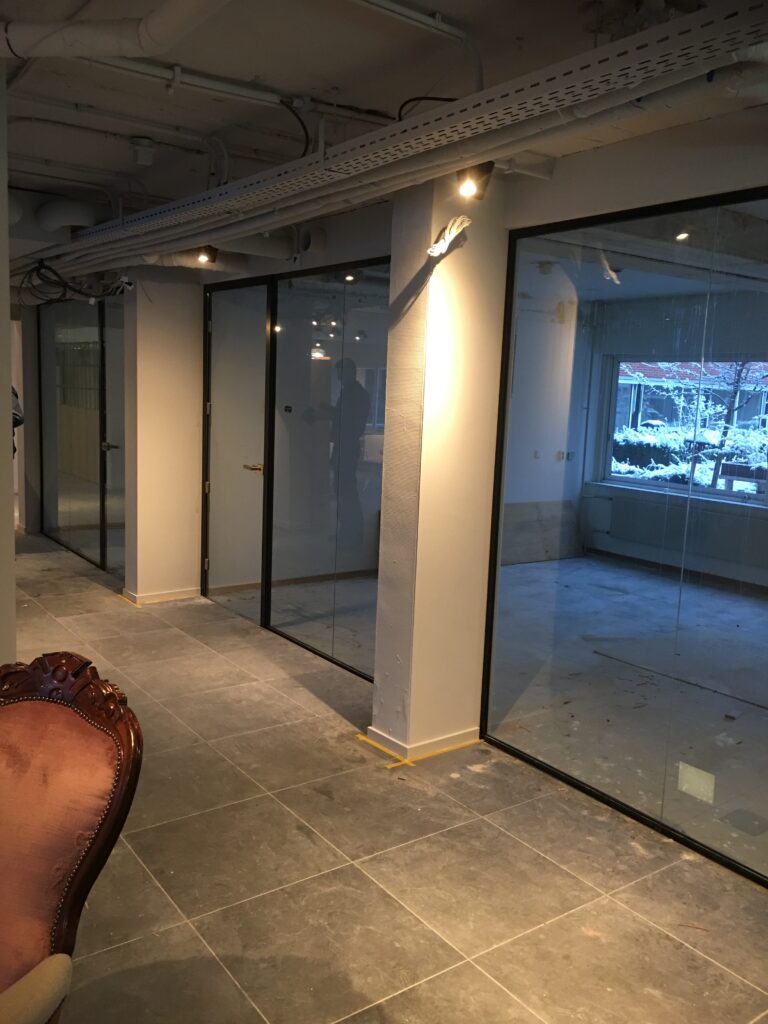 Glazen wanden kantoor