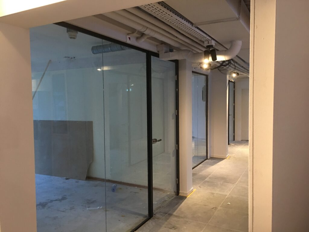 Glazen wanden kantoorgebouw